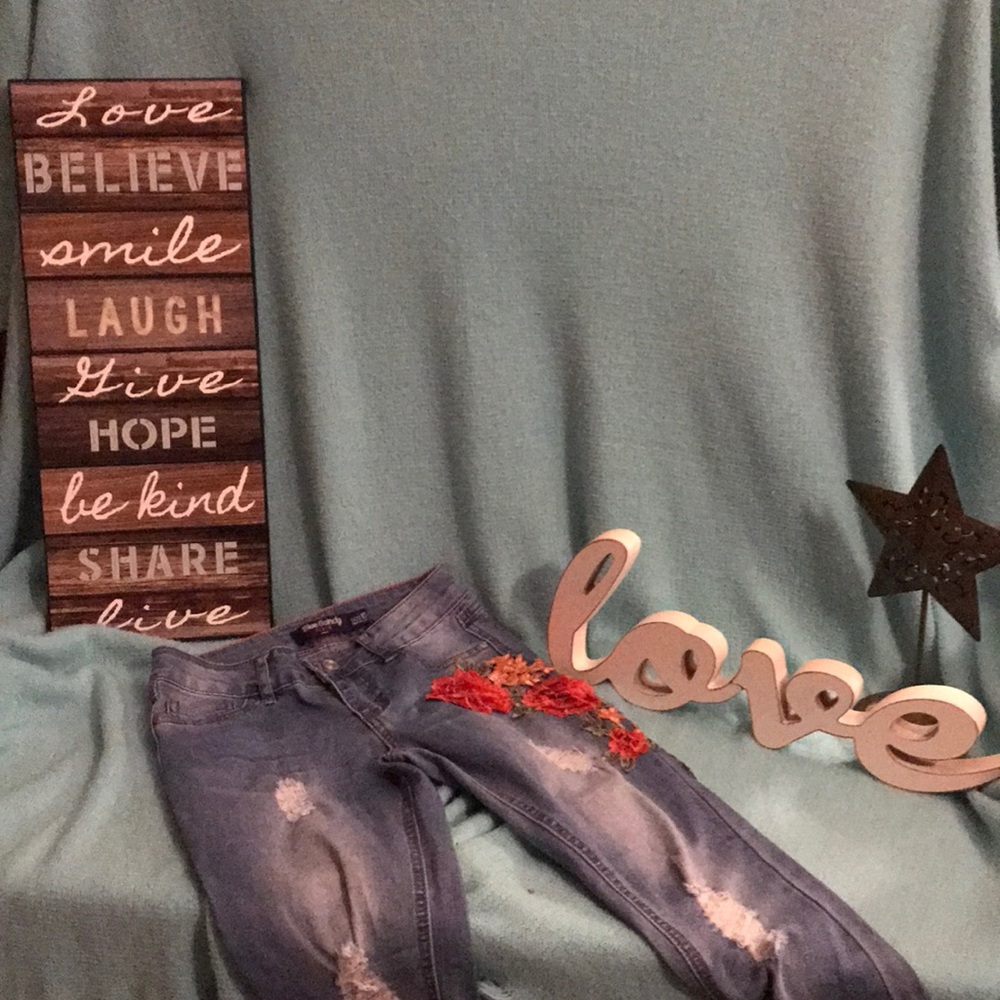 Brand news Destructed jeans with a floral patch